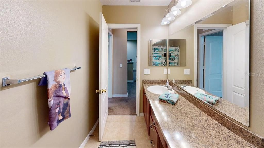 For Sale: $400,000 (5 beds, 3 baths, 2880 Square Feet)