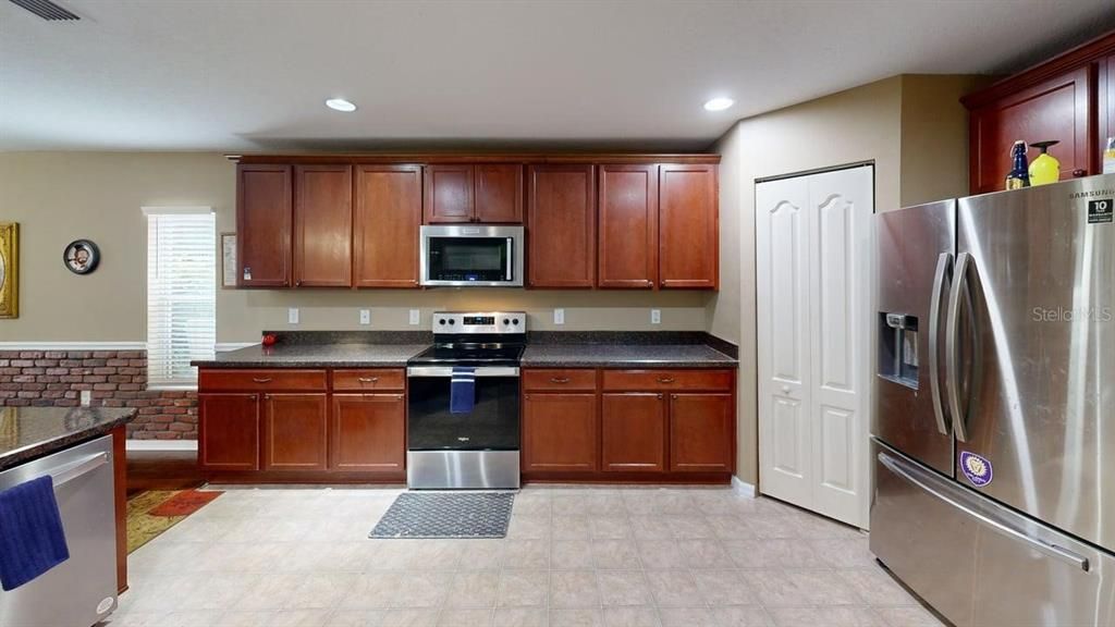 For Sale: $400,000 (5 beds, 3 baths, 2880 Square Feet)