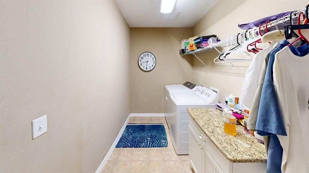 For Sale: $400,000 (5 beds, 3 baths, 2880 Square Feet)