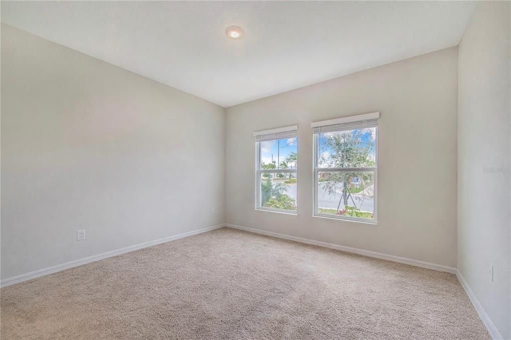 For Sale: $435,000 (5 beds, 3 baths, 2933 Square Feet)