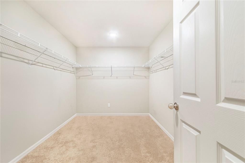 For Sale: $435,000 (5 beds, 3 baths, 2933 Square Feet)