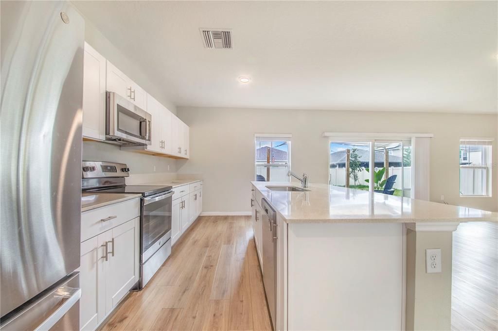 For Sale: $435,000 (5 beds, 3 baths, 2933 Square Feet)