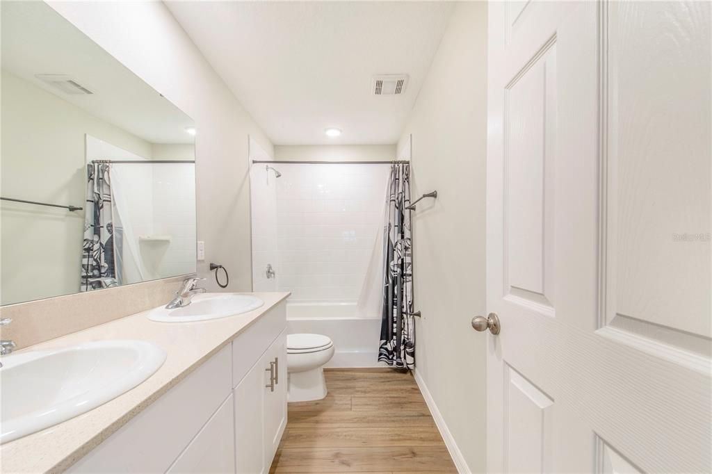 For Sale: $435,000 (5 beds, 3 baths, 2933 Square Feet)