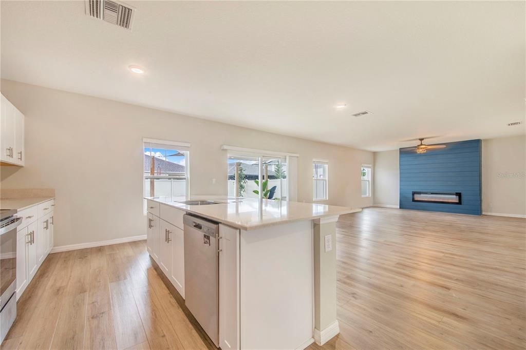 For Sale: $435,000 (5 beds, 3 baths, 2933 Square Feet)