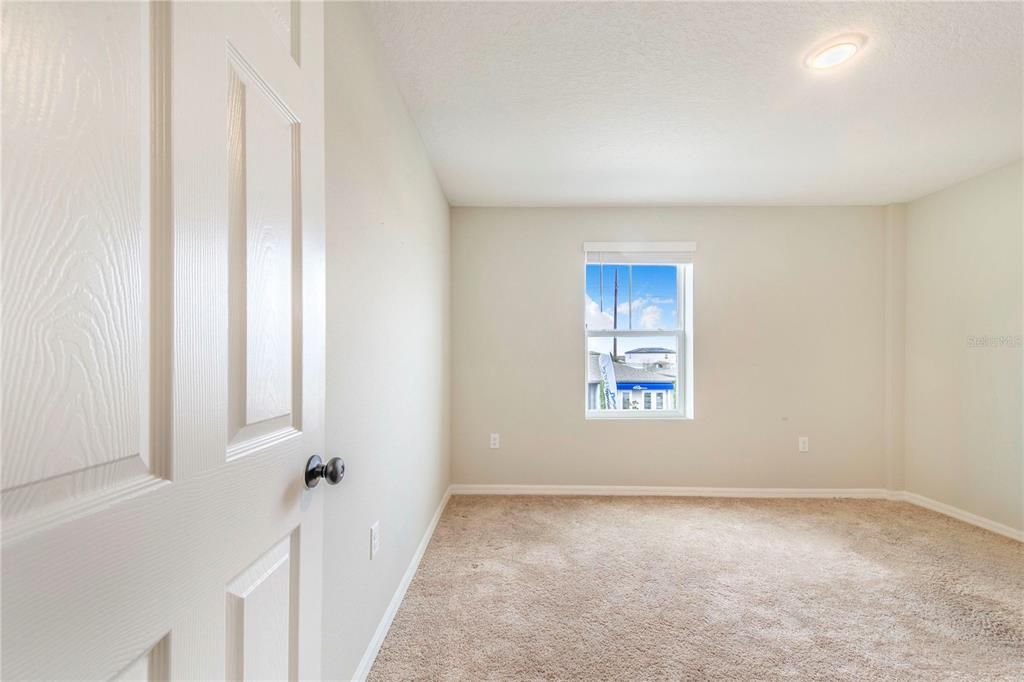 For Sale: $435,000 (5 beds, 3 baths, 2933 Square Feet)