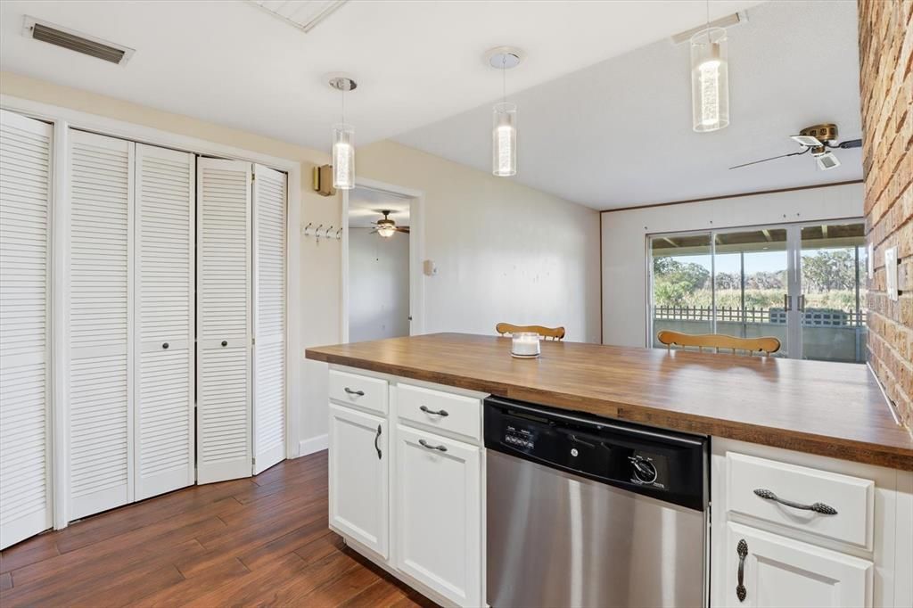 На продажу: $309,900 (3 спален, 2 ванн, 2096 Квадратных фут)