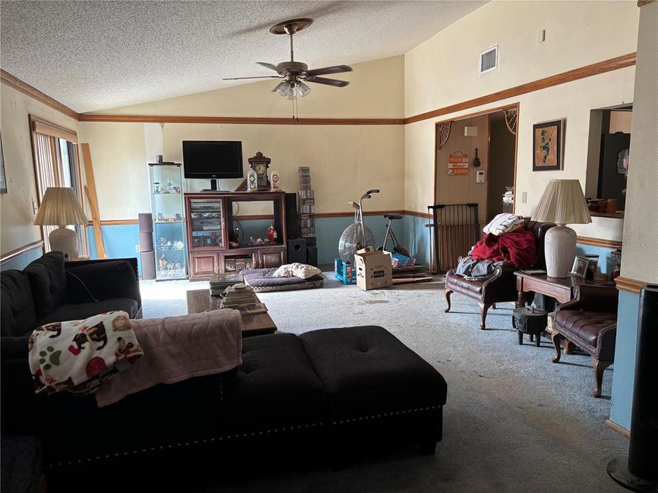 For Sale: $390,000 (3 beds, 2 baths, 1380 Square Feet)