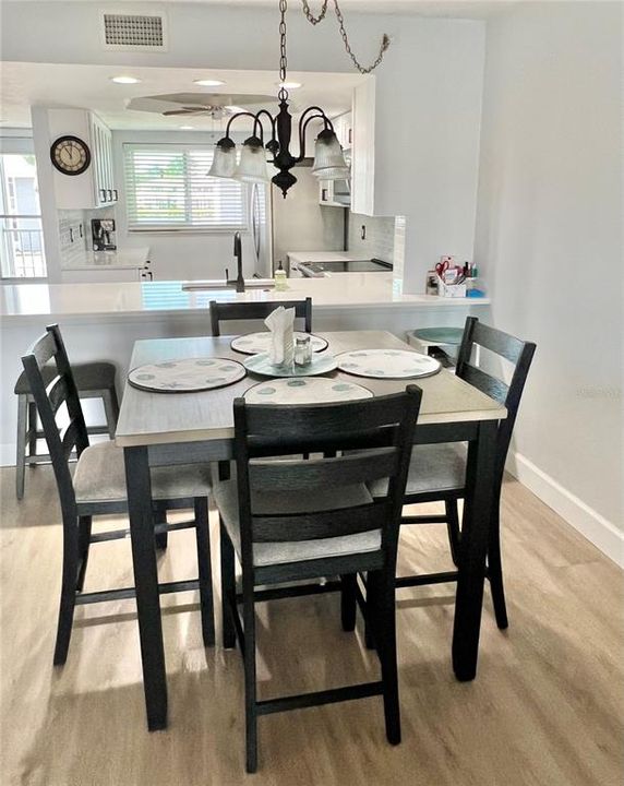 На продажу: $175,000 (2 спален, 2 ванн, 1064 Квадратных фут)