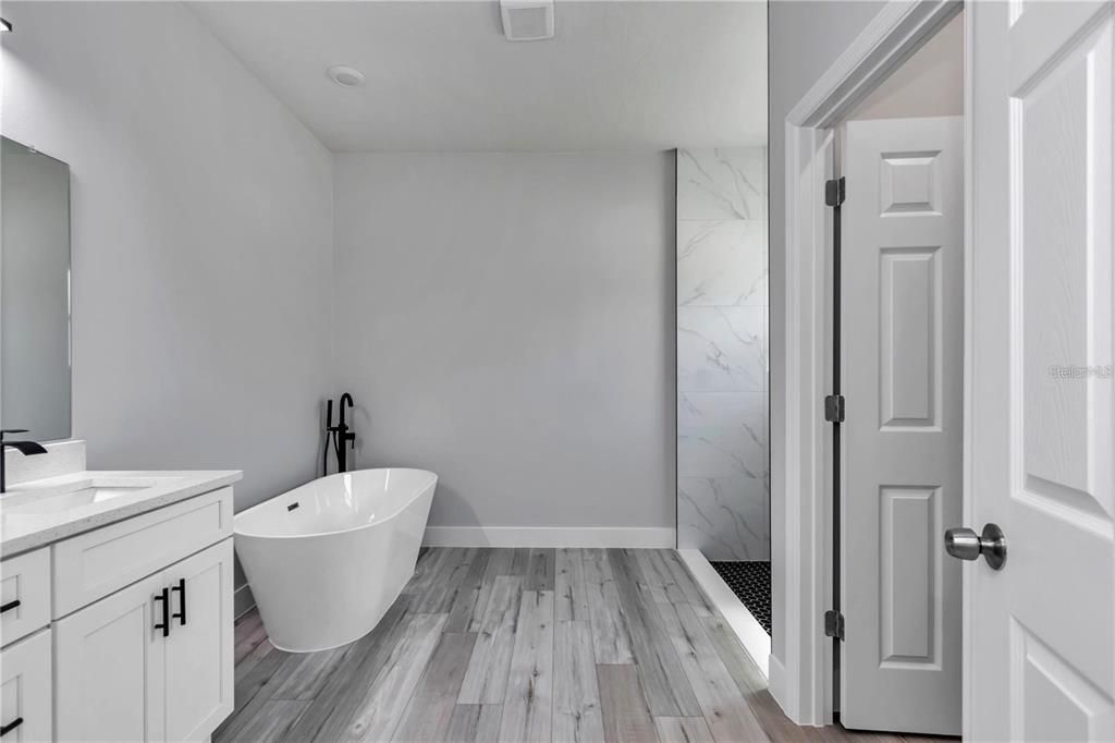 For Rent: $1,900 (4 beds, 2 baths, 1765 Square Feet)