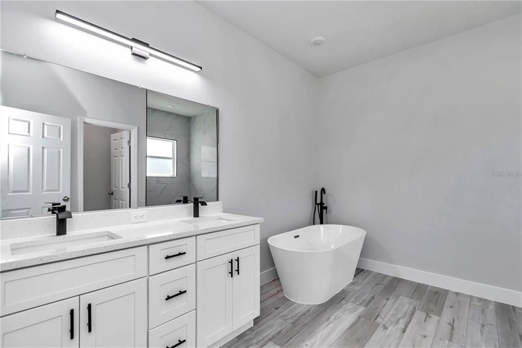 For Rent: $1,900 (4 beds, 2 baths, 1765 Square Feet)