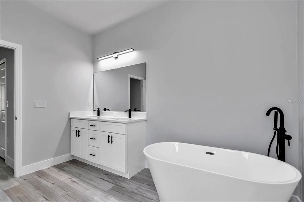 For Rent: $1,900 (4 beds, 2 baths, 1765 Square Feet)