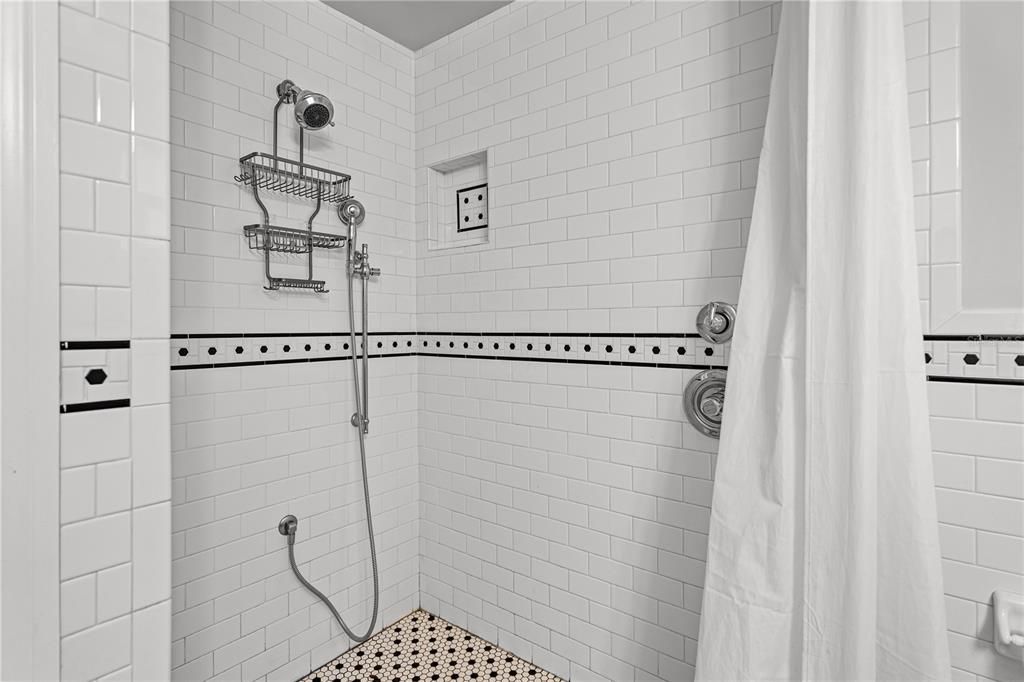 For Rent: $2,500 (4 beds, 2 baths, 2459 Square Feet)