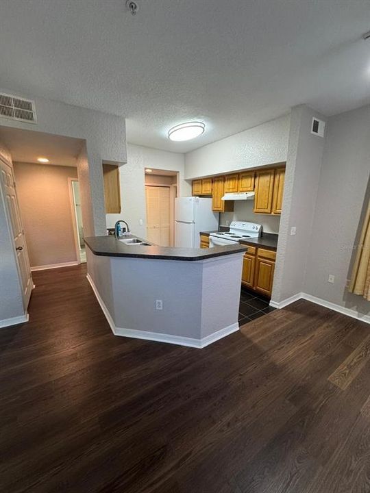 出租: $1,800 (2 贝兹, 2 浴室, 1077 平方英尺)