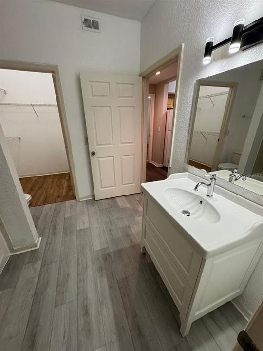 出租: $1,800 (2 贝兹, 2 浴室, 1077 平方英尺)