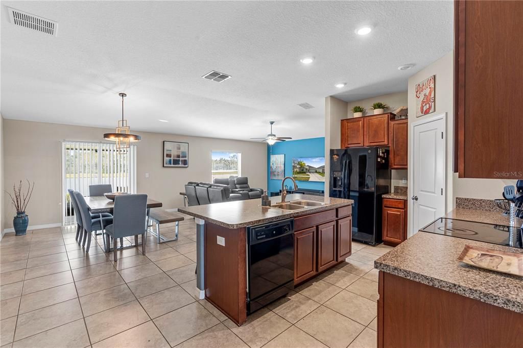 For Rent: $2,500 (3 beds, 2 baths, 1561 Square Feet)