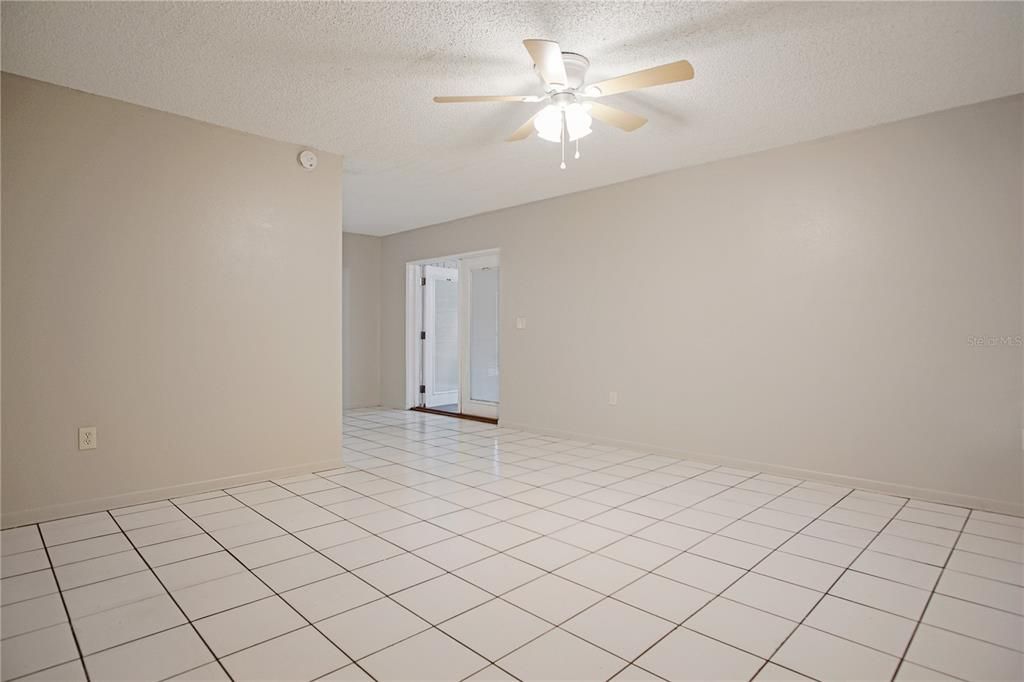 出租: $1,295 (2 贝兹, 1 浴室, 1054 平方英尺)