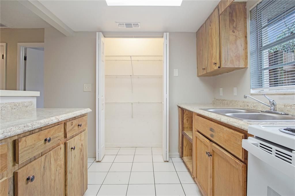 出租: $1,295 (2 贝兹, 1 浴室, 1054 平方英尺)