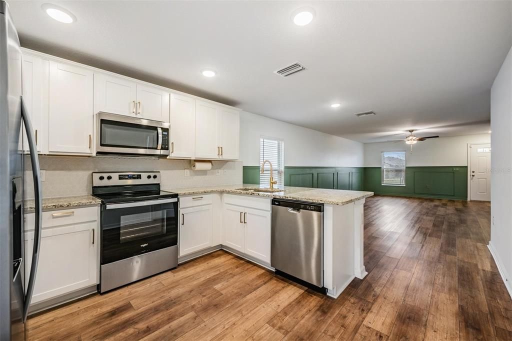 For Sale: $285,000 (3 beds, 2 baths, 1279 Square Feet)