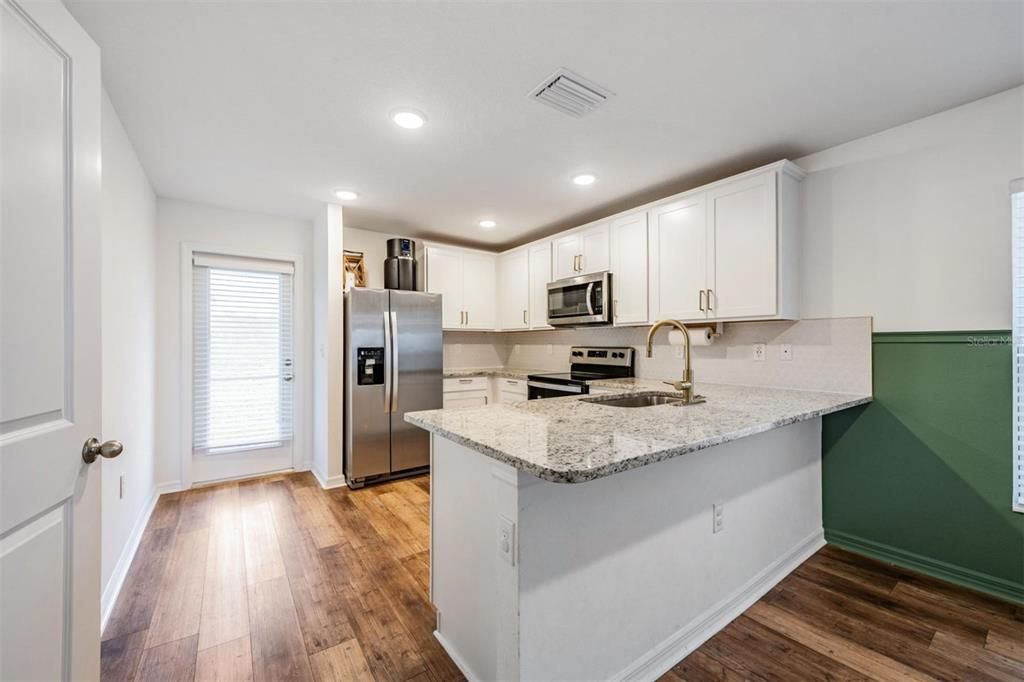 For Sale: $285,000 (3 beds, 2 baths, 1279 Square Feet)