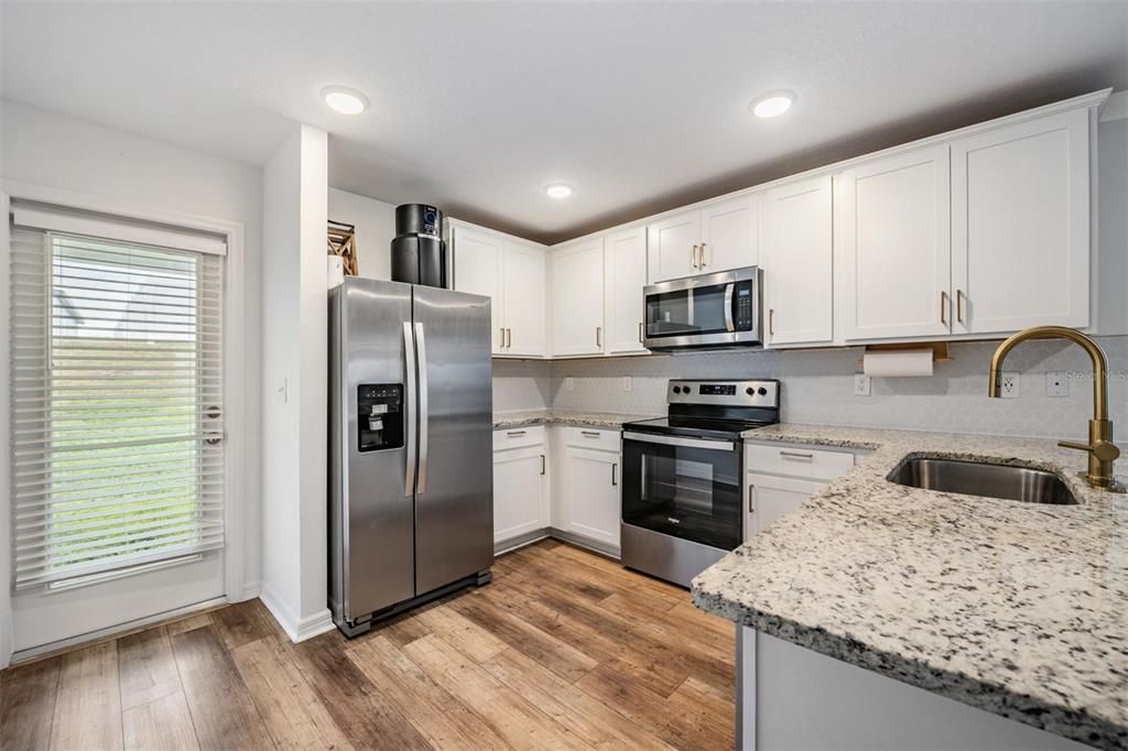 For Sale: $285,000 (3 beds, 2 baths, 1279 Square Feet)