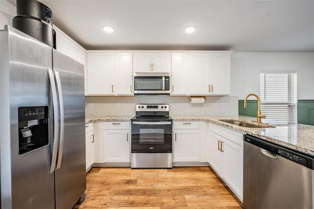 For Sale: $285,000 (3 beds, 2 baths, 1279 Square Feet)