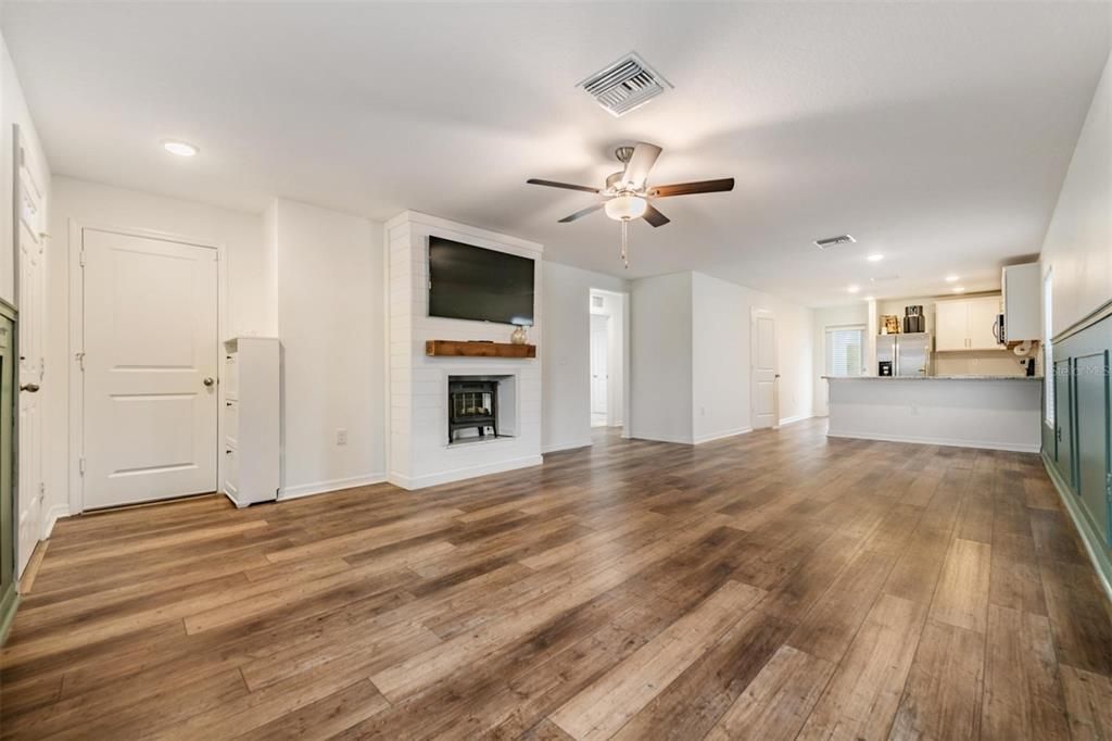 For Sale: $285,000 (3 beds, 2 baths, 1279 Square Feet)