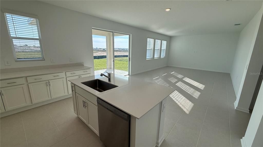 For Rent: $3,200 (4 beds, 2 baths, 2781 Square Feet)