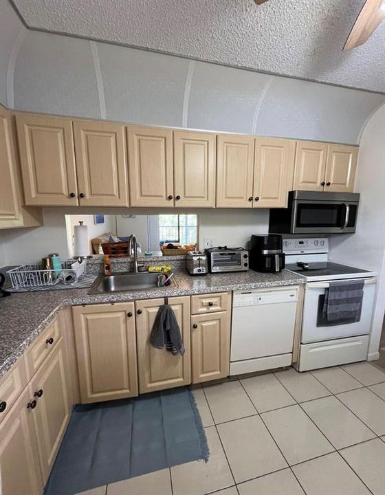 For Rent: $1,900 (2 beds, 2 baths, 930 Square Feet)