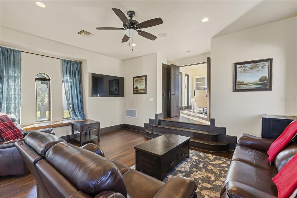 For Sale: $5,995,000 (6 beds, 6 baths, 10617 Square Feet)