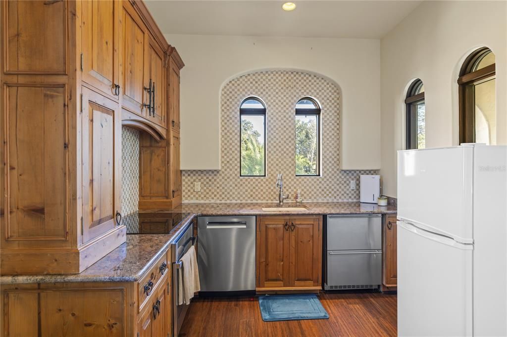 For Sale: $5,995,000 (6 beds, 6 baths, 10617 Square Feet)