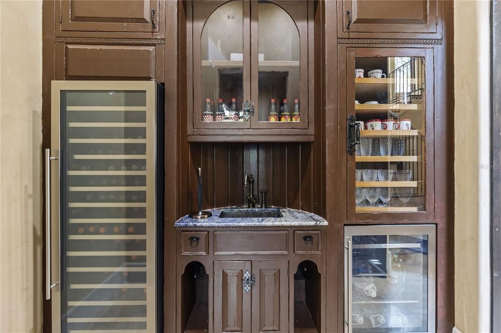 For Sale: $5,995,000 (6 beds, 6 baths, 10617 Square Feet)