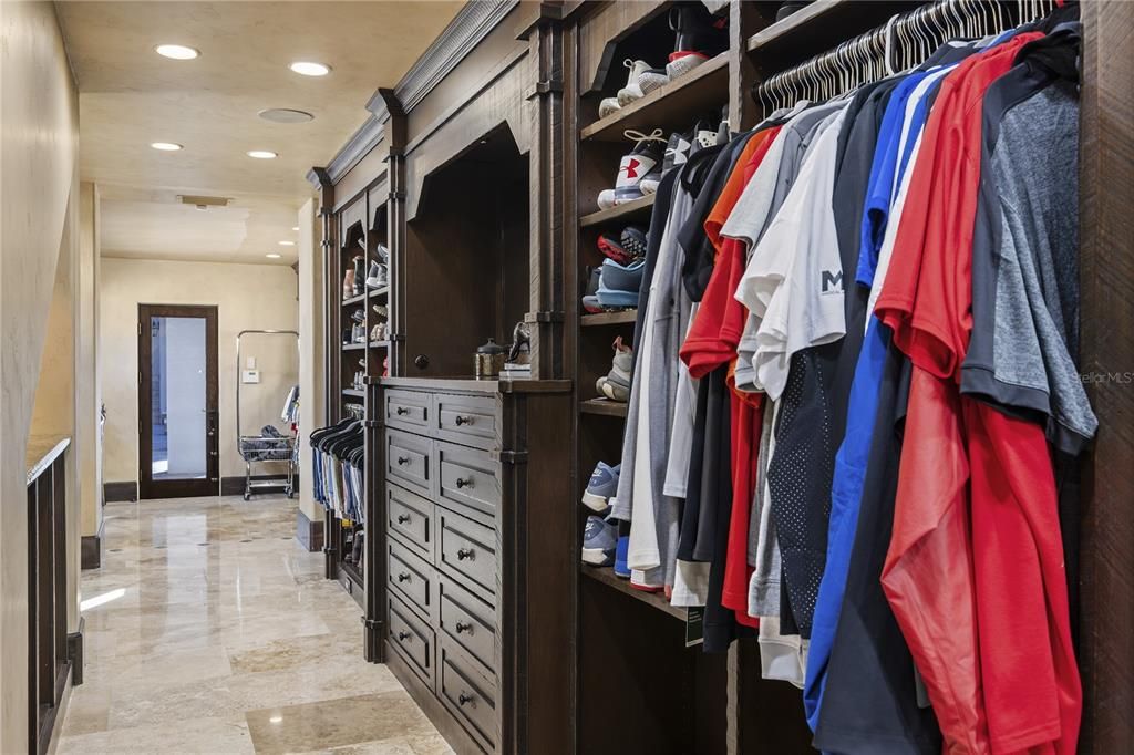 For Sale: $5,995,000 (6 beds, 6 baths, 10617 Square Feet)