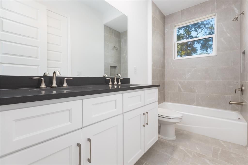 En Venta: $975,000 (4 camas, 3 baños, 2376 Pies cuadrados)