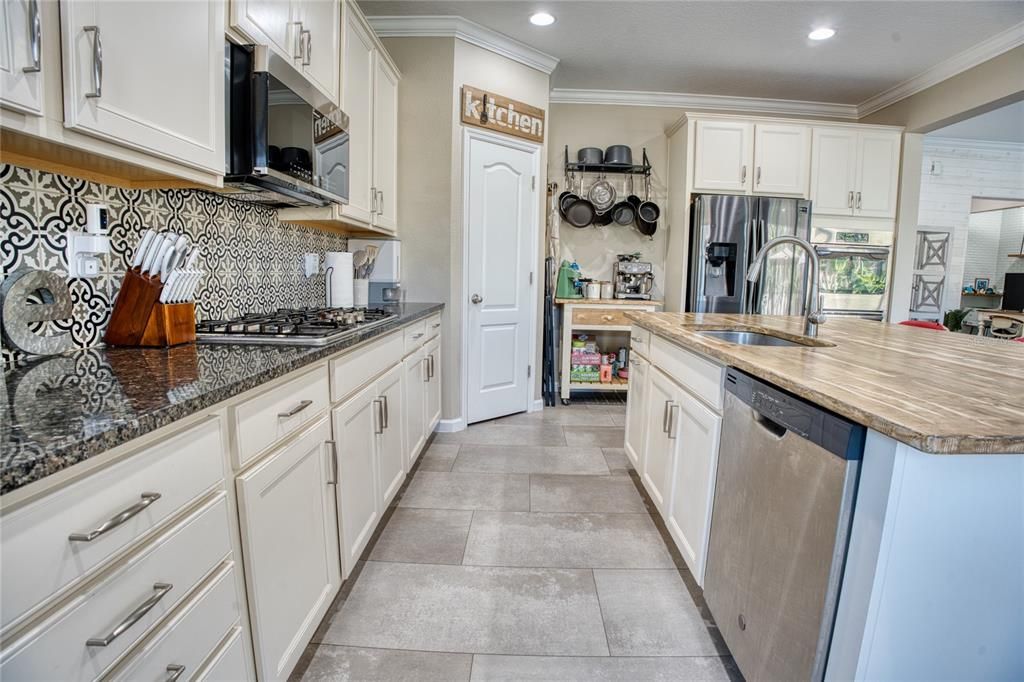 For Sale: $810,000 (3 beds, 2 baths, 2278 Square Feet)