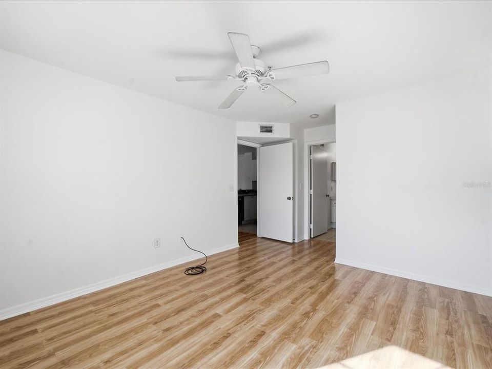 待售: $225,000 (2 贝兹, 2 浴室, 1104 平方英尺)