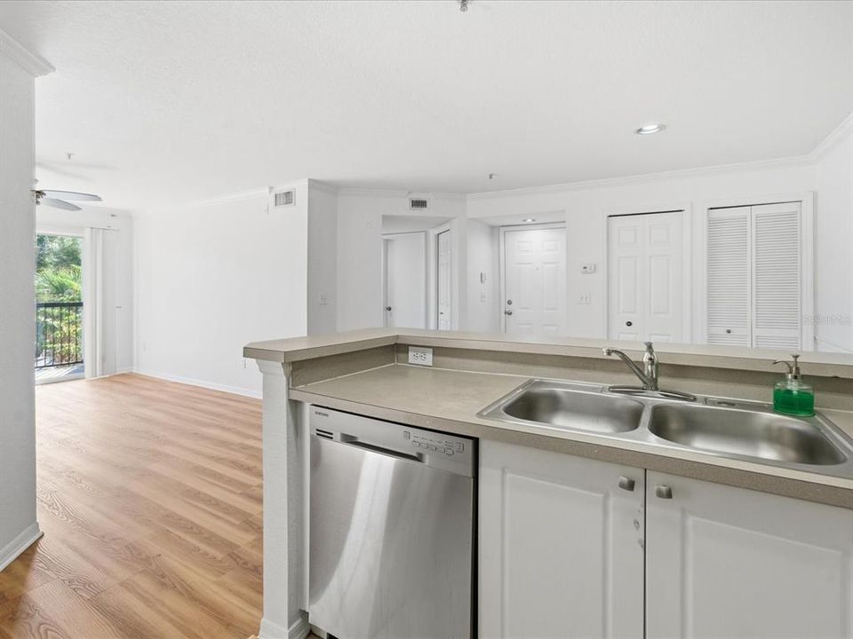 待售: $225,000 (2 贝兹, 2 浴室, 1104 平方英尺)