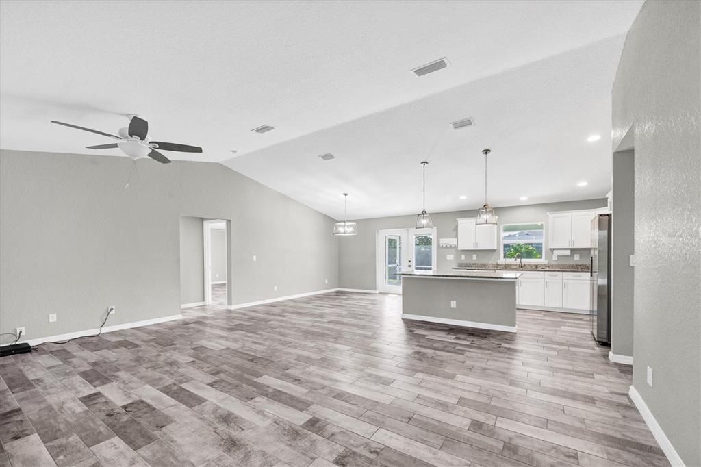 For Sale: $325,000 (3 beds, 2 baths, 1639 Square Feet)