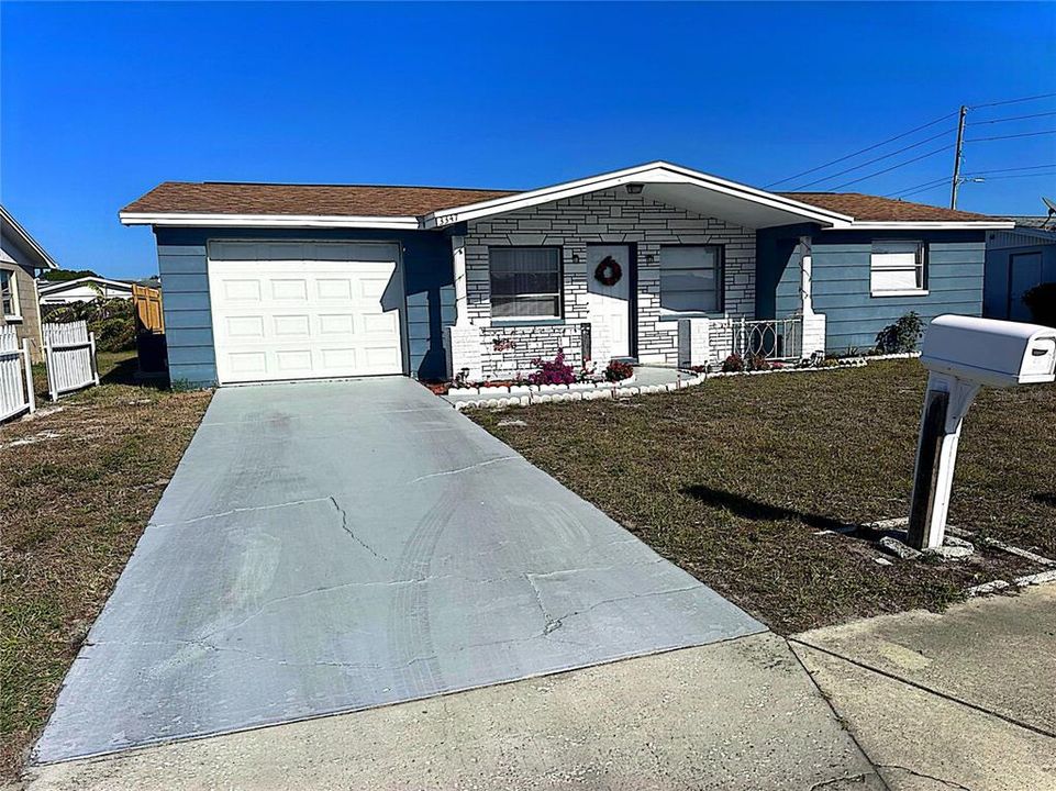 For Sale: $220,000 (2 beds, 1 baths, 1099 Square Feet)