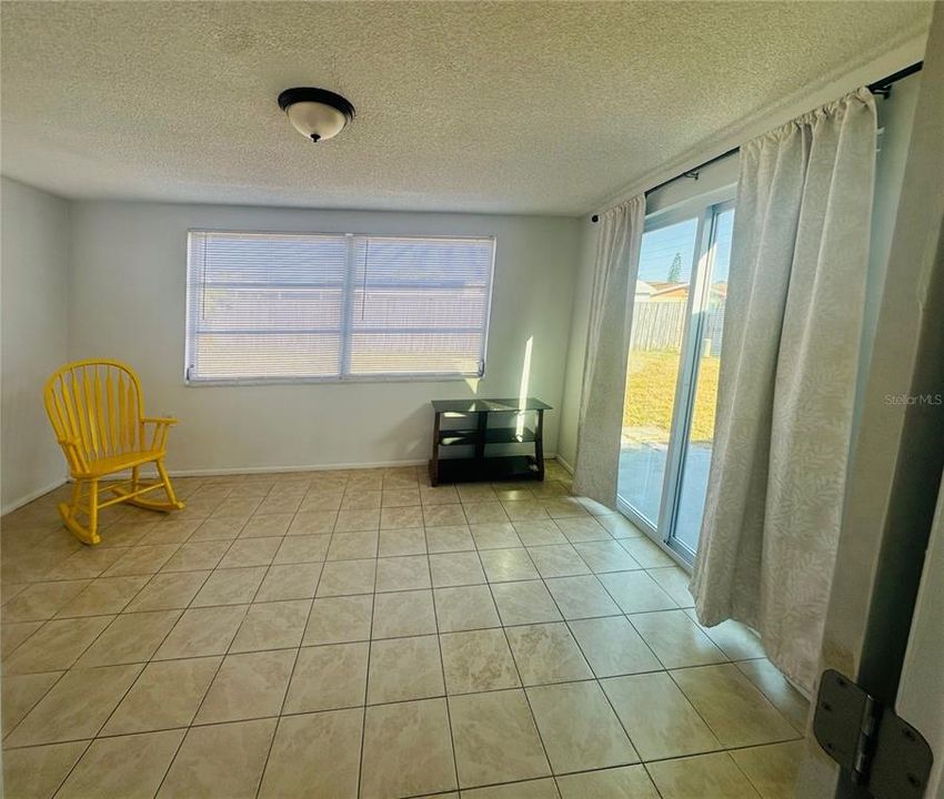 For Sale: $220,000 (2 beds, 1 baths, 1099 Square Feet)