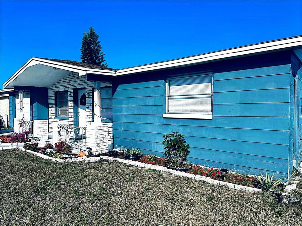 For Sale: $220,000 (2 beds, 1 baths, 1099 Square Feet)