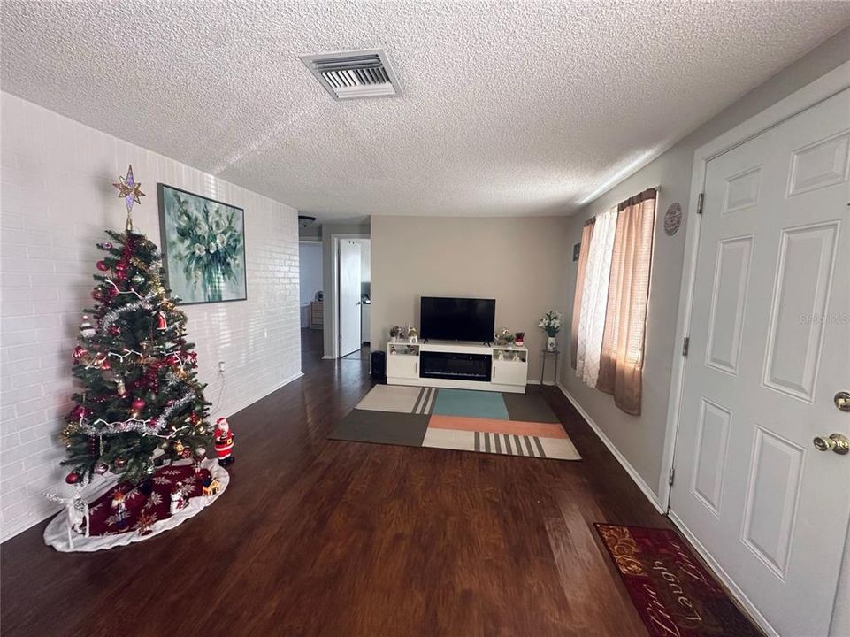 For Sale: $220,000 (2 beds, 1 baths, 1099 Square Feet)