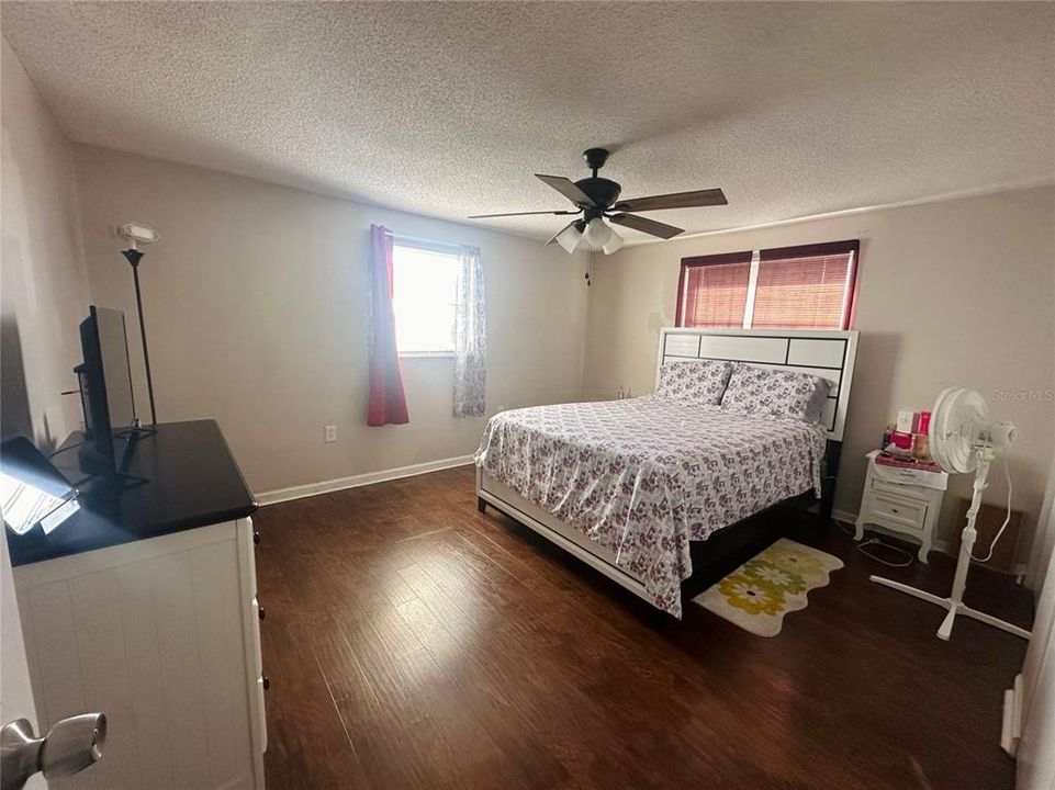 For Sale: $220,000 (2 beds, 1 baths, 1099 Square Feet)