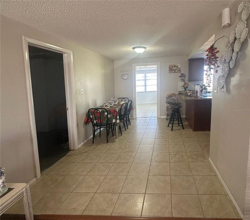 For Sale: $220,000 (2 beds, 1 baths, 1099 Square Feet)