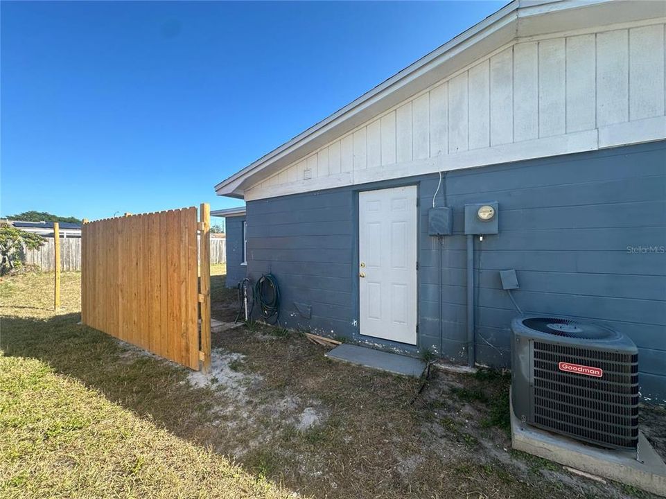 For Sale: $220,000 (2 beds, 1 baths, 1099 Square Feet)