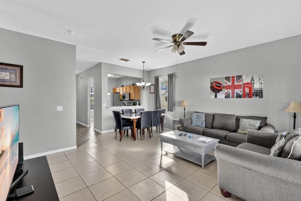 На продажу: $299,500 (4 спален, 3 ванн, 1856 Квадратных фут)