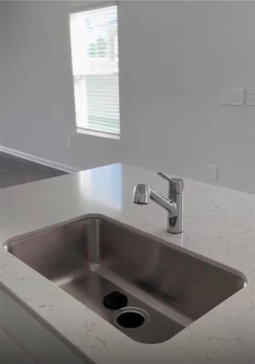 En Venta: $303,000 (4 camas, 2 baños, 1912 Pies cuadrados)