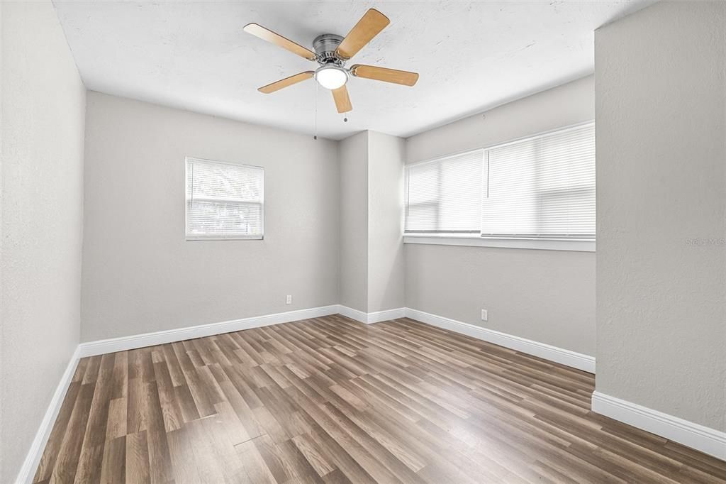 待售: $250,000 (4 贝兹, 2 浴室, 1336 平方英尺)