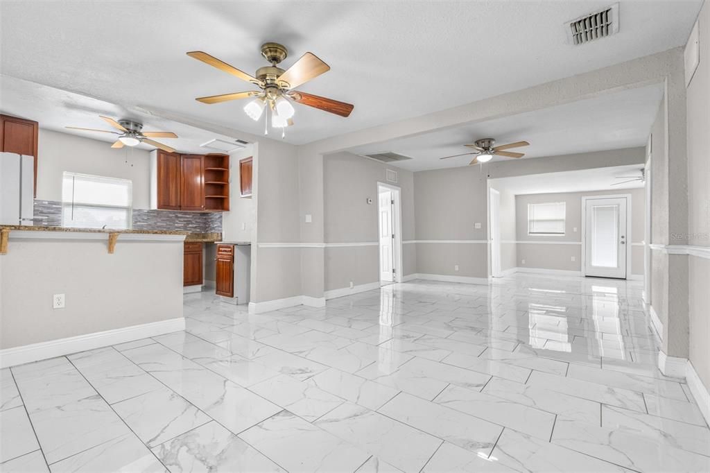 待售: $250,000 (4 贝兹, 2 浴室, 1336 平方英尺)