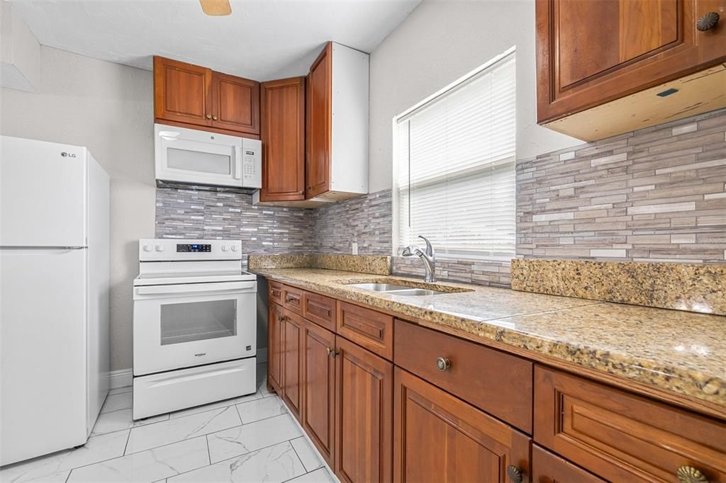 待售: $250,000 (4 贝兹, 2 浴室, 1336 平方英尺)