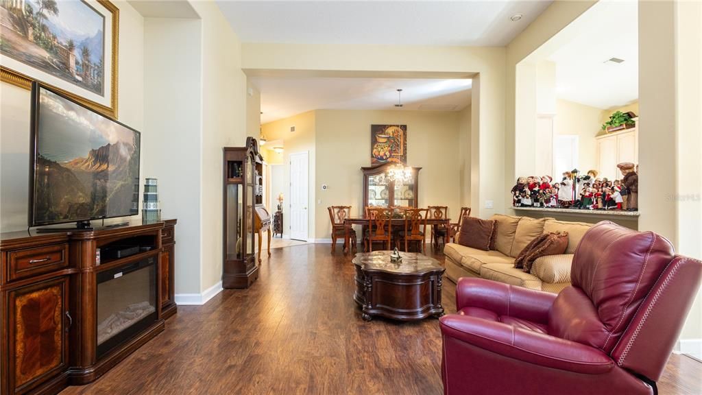 待售: $370,000 (3 贝兹, 2 浴室, 1942 平方英尺)